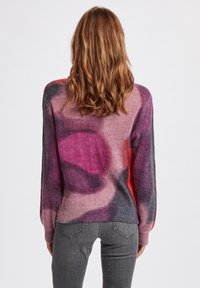 Pull en tricot en tissu duveteux avec un dégradé de teintes rose, violet et gris, orné de motifs abstraits. Ourlet côtelé et coupe décontractée.