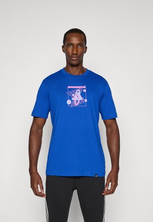 Blauwe katoenen t-shirt met een ronde hals en korte mouwen, voorzien van een roze geometrisch grafisch ontwerp op de voorkant. Zwarte logo-label aan de zoom.