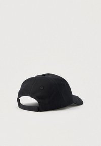 Schwarze Baseballkappe aus Baumwolle. Verfügt über eine gebogene Krempe, einen verstellbaren Verschluss auf der Rückseite und vier Belüftungslöcher oben.