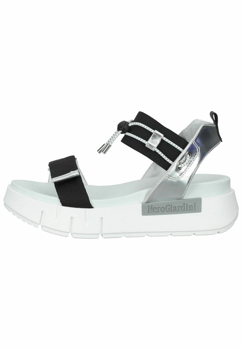Sandali platform neri e argento con cinturini elastici, dettagli metallici e una suola bianca spessa con un design testurizzato.