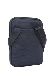 Mörknavy rektangulär väska tillverkad av texturerat material. Har en dragkedjestängning och en sidoficka med justerbara remmar för bärande.