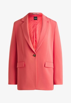 Korallenfarbener Blazer mit einem einzelnen Knopf, geschlitzten Revers, Fronttaschen und einer glatten Textur; verfügt über ein gefüttertes Innenfutter mit Logo.