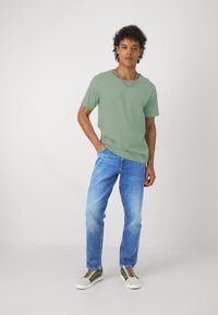 Lee SHAPED TEE - T-shirts - olive/light green