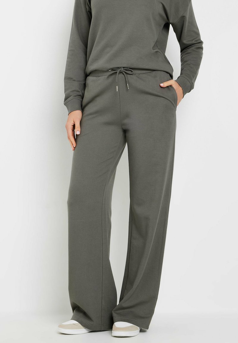 Pantalones jogging verde oscuro hechos de tela suave, con cintura elástica y cordón, bolsillos laterales y un corte suelto y recto.