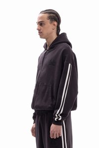 Μαύρο μπλούζα με φερμουάρ από βαμβάκι με λευκές ρίγες στο πλάι, κεντημένο λογότυπο στο στήθος και τσέπη καγκουρό.