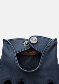 Navy modré kožené bezprstové rukavice s texturovaným povrchem, s drukem na zapínání a měkkou podšívkou; mají five otvorů pro prsty a značkovou vnitřní etiketu.