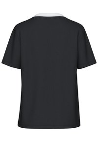 Must must nohik ja valge kraega, lühikeste varrukatega ja lõdva siluetiga. Sile tekstuur, ilma nähtavate mustrite või graafikateta.