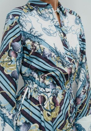 Rochie cămașă cambrată cu guler ascuțit, albastră cu modele tematice marine, având nasturi și talie elastică.