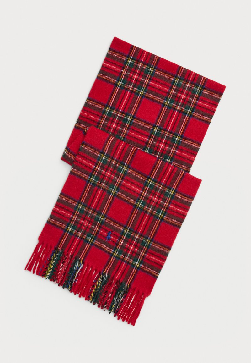 Cachecol de tartan vermelho feito de tecido macio; apresenta extremidades fringed e um padrão de plaid multicolorido com toques de verde, amarelo e azul.