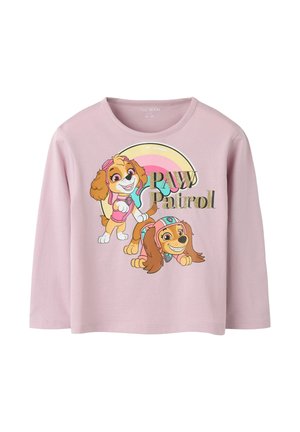 Chemise rose à manches longues avec les personnages de Paw Patrol Skye et Tracker souriants et joueurs sous un arc-en-ciel et le texte "Paw Patrol."