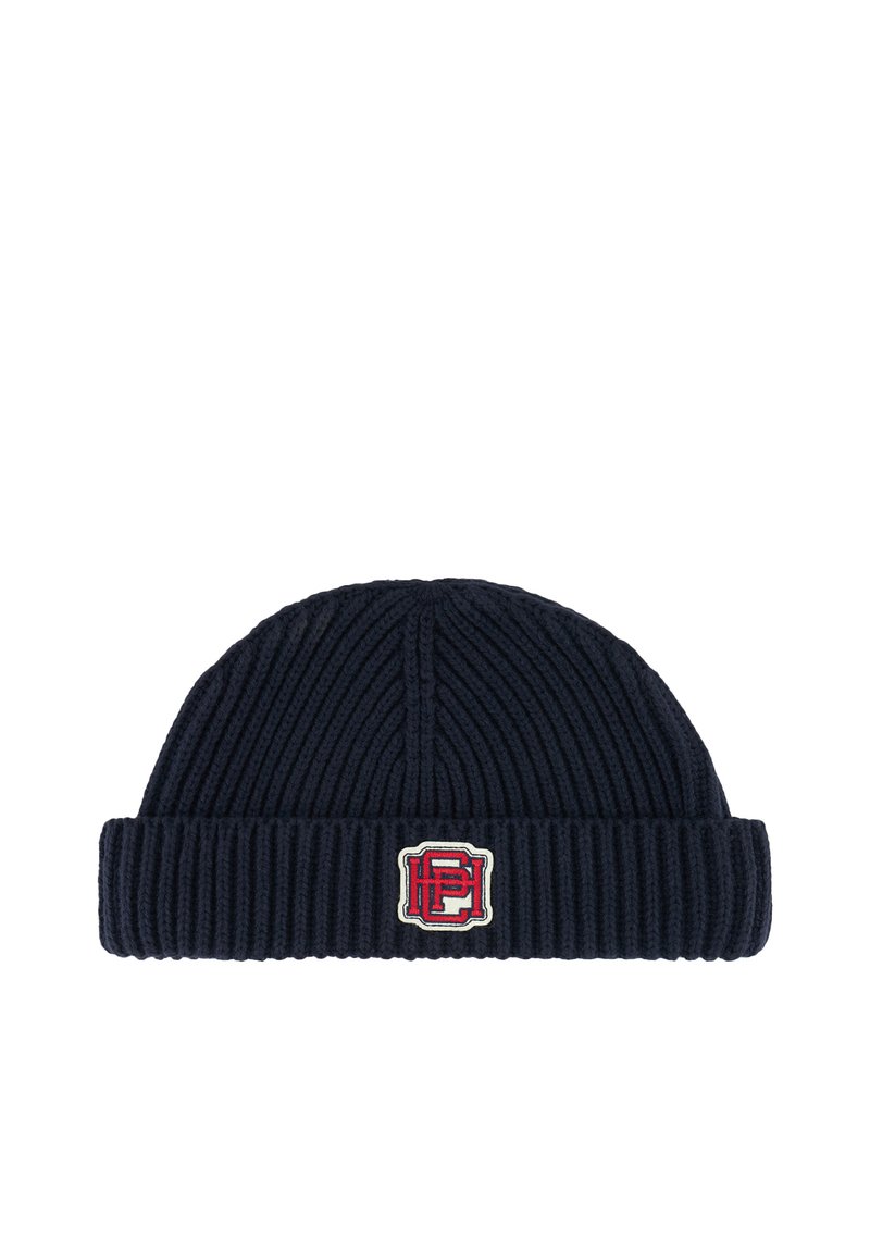 Berretto lavorato a maglia blu navy con texture a coste, risvolto e una toppa multicolore che presenta un logo stilizzato "PE" sul frontale.