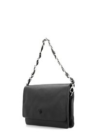 Borsa a tracolla in pelle nera con patta ripiegabile, superficie strutturata e una tracolla in catena argentata con dettagli in pelle nera.