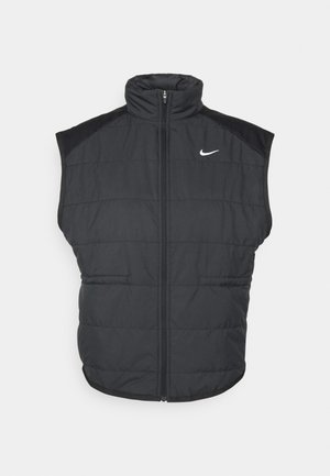 Gilet imbottito nero con colletto alto, chiusura con zip e tasche laterali. Presenta il logo Nike sul lato sinistro del petto e una texture trapuntata.
