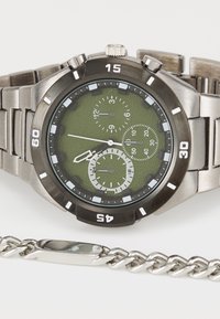 Chronograafhorloge met een groene gestructureerde wijzerplaat, zilverkleurige metalen schakelhanger, ronde kast en drie sub-dials. Bevat een draaibare lunette.