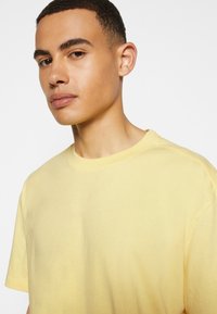 Weekday T-shirt básica - light yellow