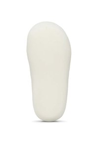 Biała wkładka do butów o gładkiej teksturze, zaokrąglonym kształcie i nieco grubszej budowie w kierunku pięty, zaprojektowana z myślą o komforcie i wsparciu.