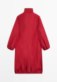 Rotes, übergroßes Kleid mit hohem Kragen, langen Puffärmeln und elastischem Saum. Hergestellt aus leichtem, leicht strukturiertem Stoff.