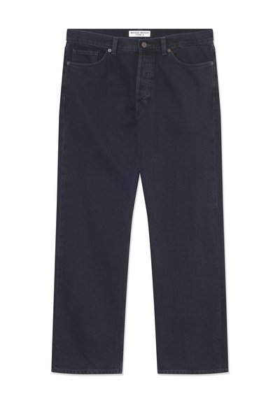 Tumedat sinised denim püksid sirge lõikega, viie taskuga ning klassikalise nööbi ja tõmbluku sulgemisega. Omab kontrastset õmblust.