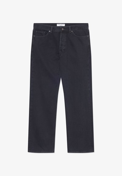 Tumedat sinised denim püksid sirge lõikega, viie taskuga ning klassikalise nööbi ja tõmbluku sulgemisega. Omab kontrastset õmblust.