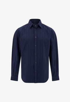 Donkerblauwe langemouwen shirt van stof met verticale witte strepen. Heeft een kraag en knopen aan de voorkant. Soepele textuur.