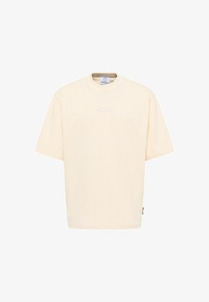 Béžové tričko s krátkym rukávom vyrobené z bavlny s okrúhlym výstrihom. Obsahuje jemné vyšívané logo a malú vlajkovú nášivku na boku.