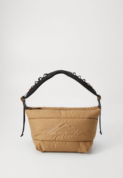 Sac à main rembourré marron avec une surface texturée, poignée en cuir noir avec un laçage décoratif et détails de logo brodé à l'avant.
