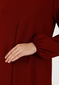 Modanisa ALMON-CREW NECK-TAVIN - Maxi šaty - bordeaux
