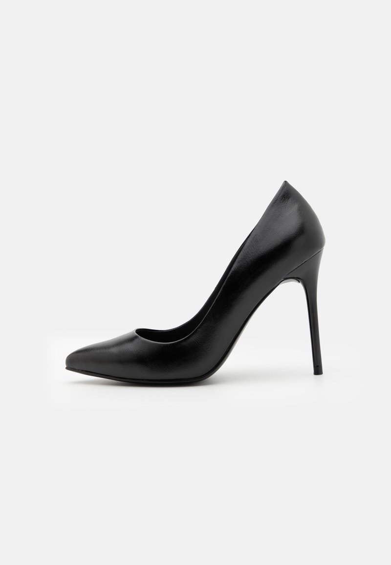 Czarne skórzane szpilki z wydłużonym noskiem i gładką teksturą. Posiadają smukły obcas typu stiletto oraz niski kształt przodu.