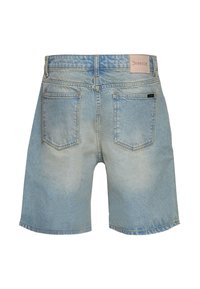 Short en denim bleu clair avec poches arrière, passants pour ceinture, et une petite étiquette de marque sur la poche droite et la taille.