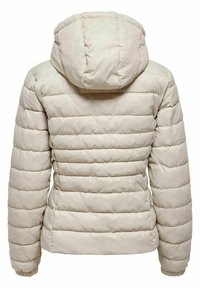 Veste matelassée beige clair avec capuche, présentant des coutures horizontales, des poignets élastiques et une texture lisse et douce.