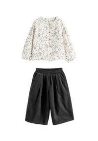 Vit blommönstrad långärmad skjorta med knäppning framtill och grå shorts med elastisk midja och veck. Material i bomullsblandning, mjuk textur.