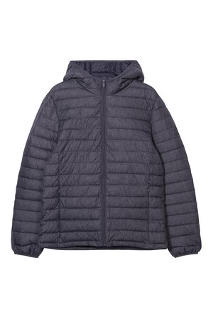 Chaqueta acolchada gris con capucha, cremallera frontal y puños elásticos. Presenta una tela ligera y texturizada con costuras horizontales.