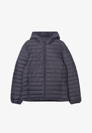Chaqueta acolchada gris con capucha, cremallera frontal y puños elásticos. Presenta una tela ligera y texturizada con costuras horizontales.