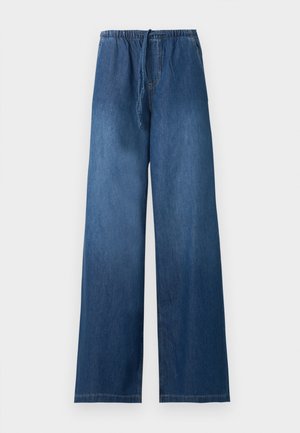 Blå denimbukser med vide ben, elastisk talje og snøre, uden synlige lommer eller pynt, vist på ensfarvet baggrund.