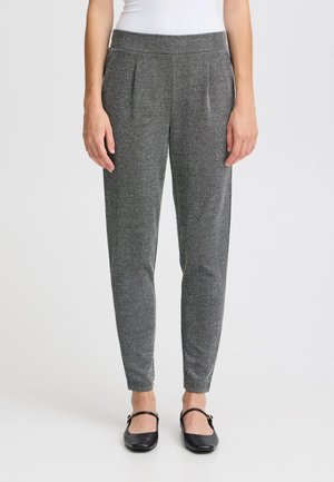 Pantaloni grigi a spina di pesce con vita aderente, leggere pieghe sul davanti e gambe svasate, abbinati a ballerine nere.