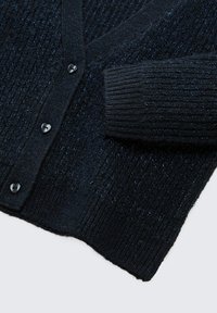 Dunkelblauer Strickcardigan mit gerippter Textur, herzförmigen schwarzen Knöpfen und einem V-Ausschnittdesign mit leicht verkürztem Saum.