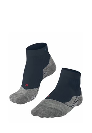 Chaussettes courtes en bleu marine et gris, avec une texture côtelée, un design de pointe sans coutures, et des accents rouges. Le matériau combine un tissu doux et respirant.