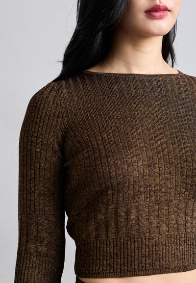 Pullover scurt ribbed de culoare maronie, cu mâneci lungi și decolteu larg, având un finisaj texturat și un luciu subtil.