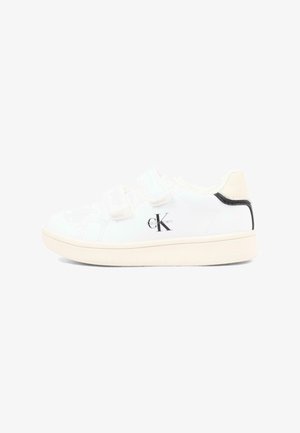 Białe niskie trampki z dwoma paskami na rzepy, czarnym akcentem na pięcie i logo Calvin Klein z boku nad podeszwą.
