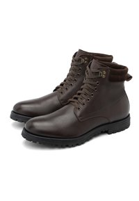 Cizme de tobă din piele maro cu un finisaj neted, gauri întărite pentru șireturi, design cu șireturi și un guler din suede maro texturat. Talpă din cauciuc cu profil.