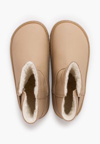 Beżowe skórzane botki za kostkę z miękką, białą wyściółką z polaru. Okrągły nosek i podwójne przeszycia wzdłuż krawędzi.