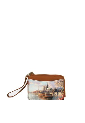 Portafoglio da polso marrone con una stampa panoramica di un fiume che mostra una barca, un ponte, una cattedrale e degli alberi sotto un cielo parzialmente nuvoloso.