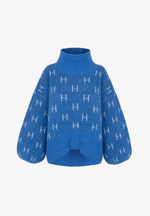 Blå høyhalset genser med hvitt «H»-mønster, ballongærmer, ribbet kant og mansjetter, kortet foran.