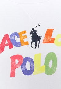 Bílá mikina s výrazným, barevným nápisem "PEACE LOVE POLO" a siluetou pádlujícího hráče. Měkká tkanina s designem kulatého výstřihu.