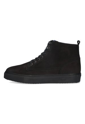 Zwarte suède hoge sneakers met een ronde neus, vetersluiting aan de voorkant en een gestructureerde rubberen zool. Heeft een trekband bij de hiel voor gemakkelijk aan- en uittrekken.
