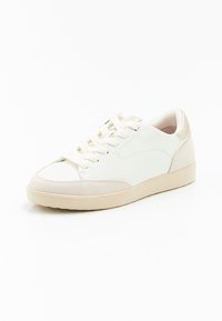 Sneaker bianca e beige chiaro con tomaia in pelle liscia, dettagli in suede, lacci piatti e suola in gomma. Punta arrotondata e design minimal.