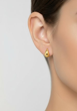 Des boucles d'oreilles en forme de goutte d'or présentent une surface lisse et réfléchissante. Elles sont petites, suspendues élégamment au lobe de l'oreille, mettant en valeur leur finition polie.