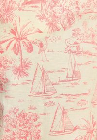 Vzorkovaný textil so svetlo béžovým pozadím a ružovými ilustráciami plachetníc, palm a lietajúcich vtákov.