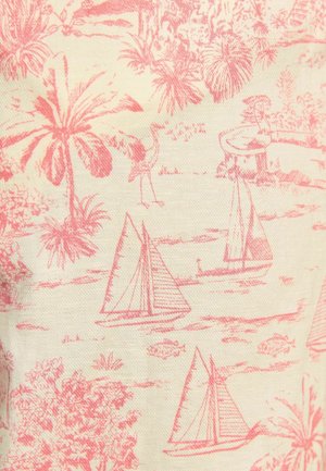 Vzorkovaný textil so svetlo béžovým pozadím a ružovými ilustráciami plachetníc, palm a lietajúcich vtákov.