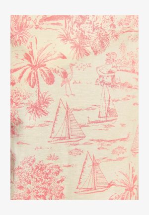 Gemêleerde textiel met een lichtbeige achtergrond en roze illustraties van zeilboten, palmbomen en vliegende vogels.